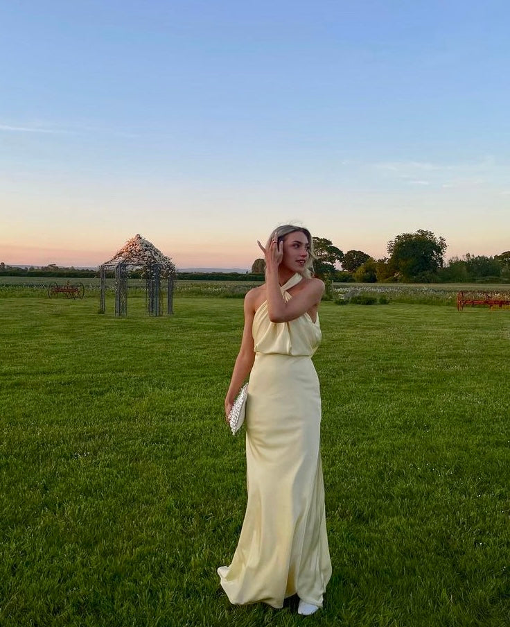 Gabriella Dame Maxikjole – Elegant Kjole med Halterudskæring, Rynker og Let Stof til Specielle Anledninger