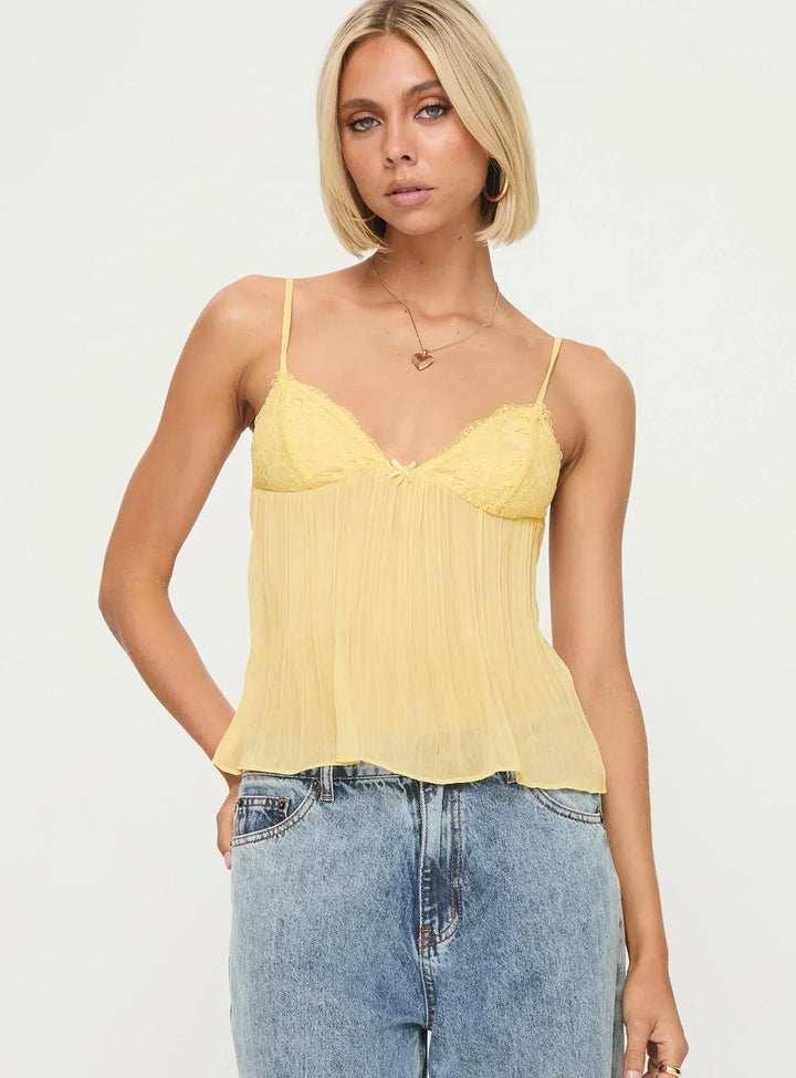 Hedwig Dame Top – Let Blonde Top med Justerbare Stropper og Elegante Detaljer