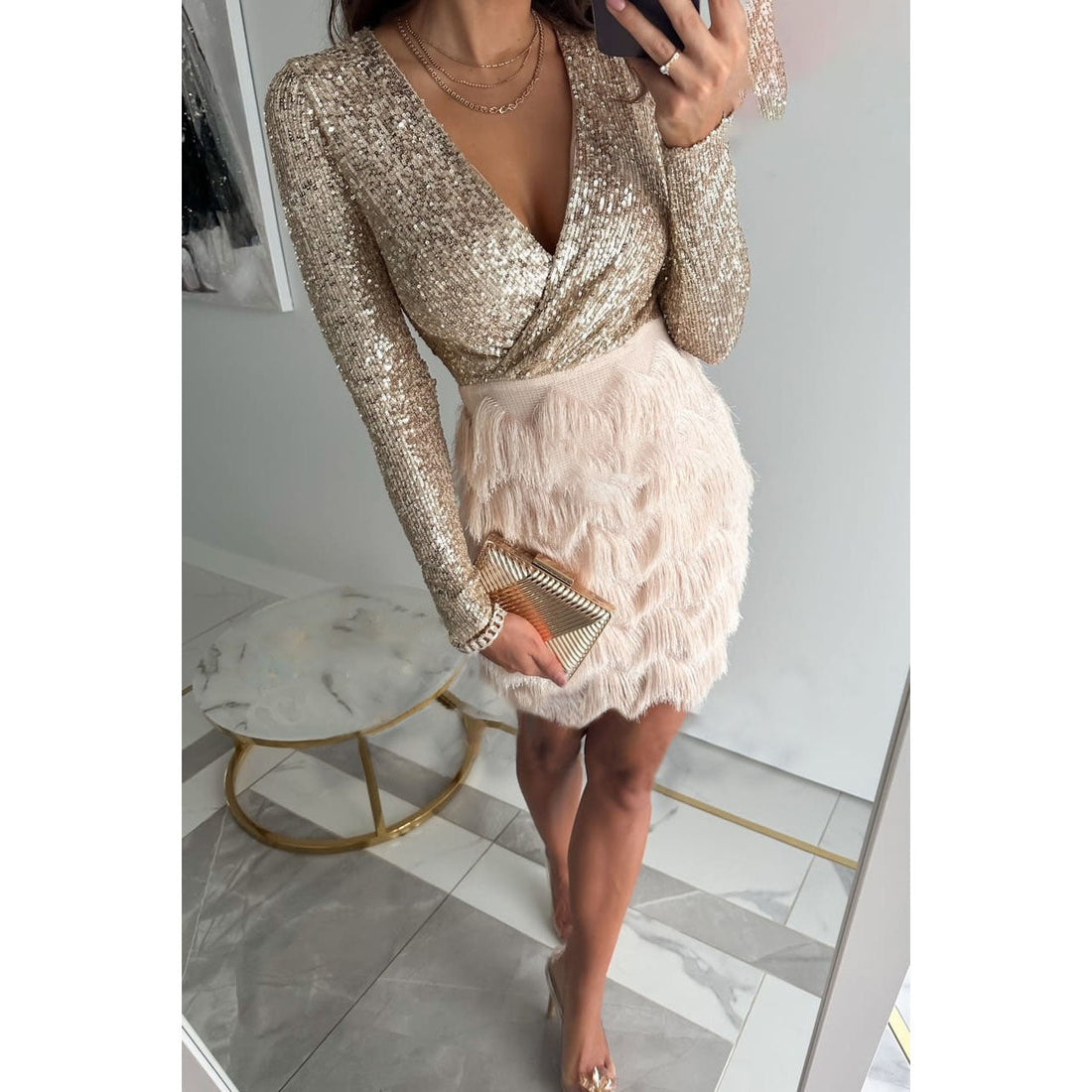 Amber Dame Aftenkjole – Skinnende Mini Kjole med Frynser og Elegant Figurformet Snit