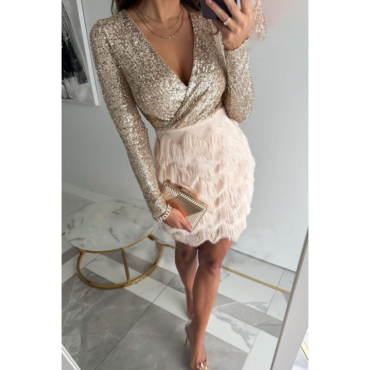 Amber Dame Aftenkjole – Skinnende Mini Kjole med Frynser og Elegant Figurformet Snit