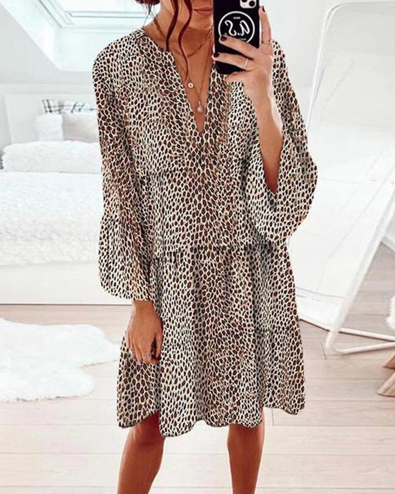 Avelyn Sommerkjole til Kvinder – Løs Kjole med Leopardprint, Pufærmer & Elegant V-hals