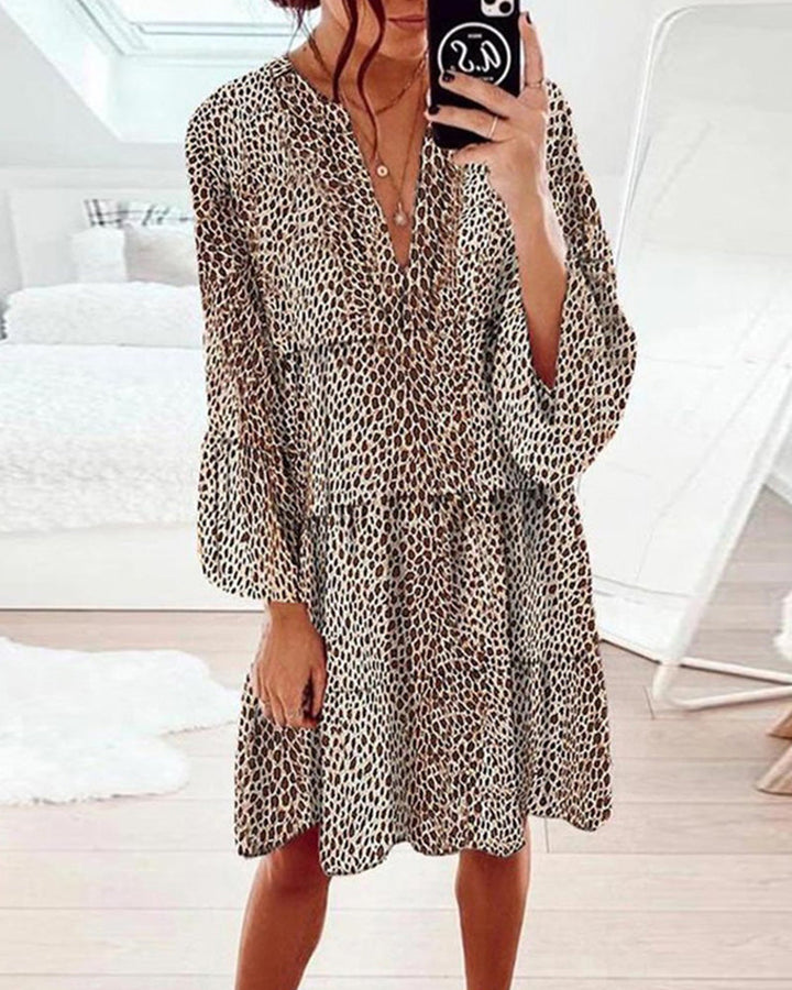 Avelyn Sommerkjole til Kvinder – Løs Kjole med Leopardprint, Pufærmer & Elegant V-hals