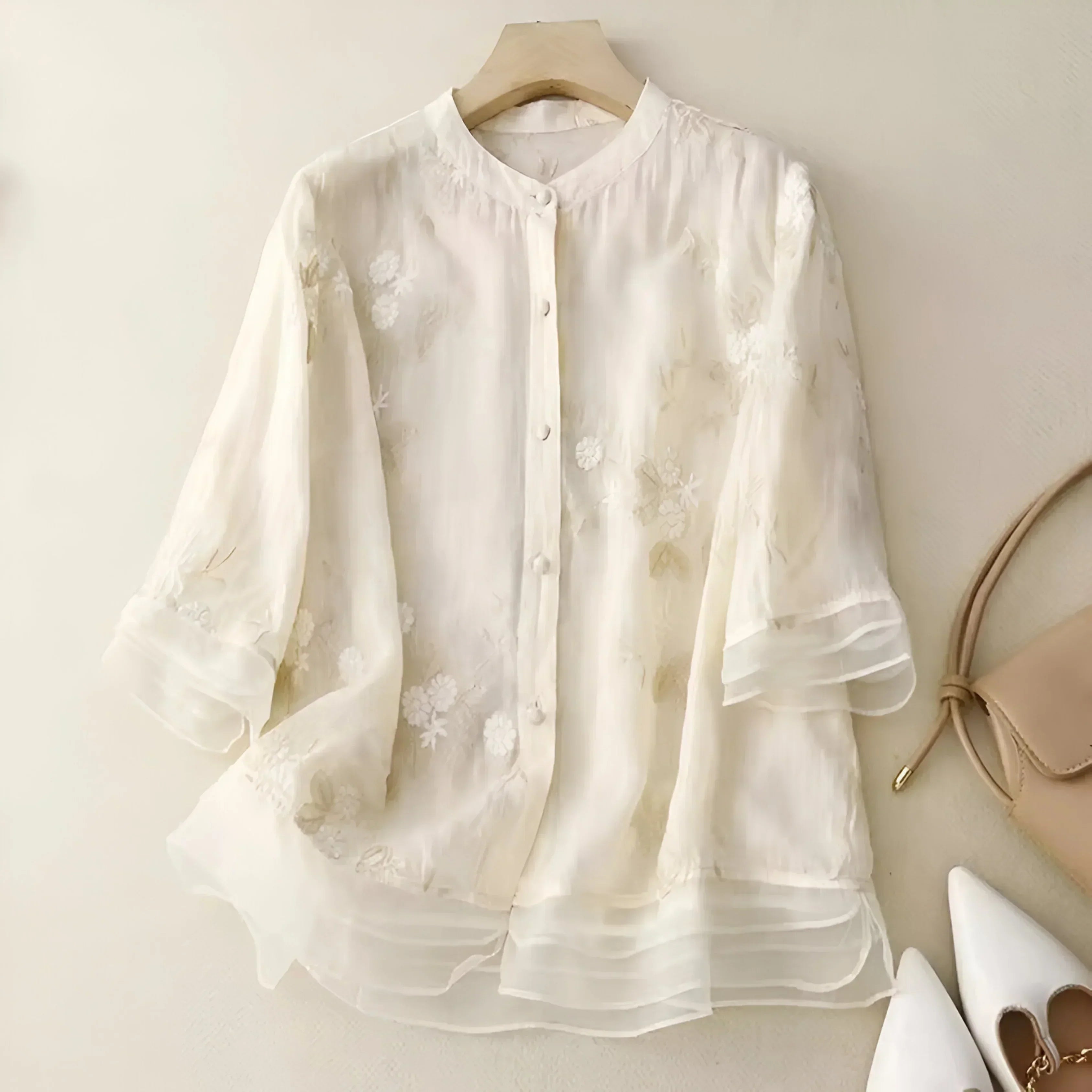 Emily Bluse til Kvinder – Elegant Blomstret Bluse i Åndbart Materiale med Klassisk Snit