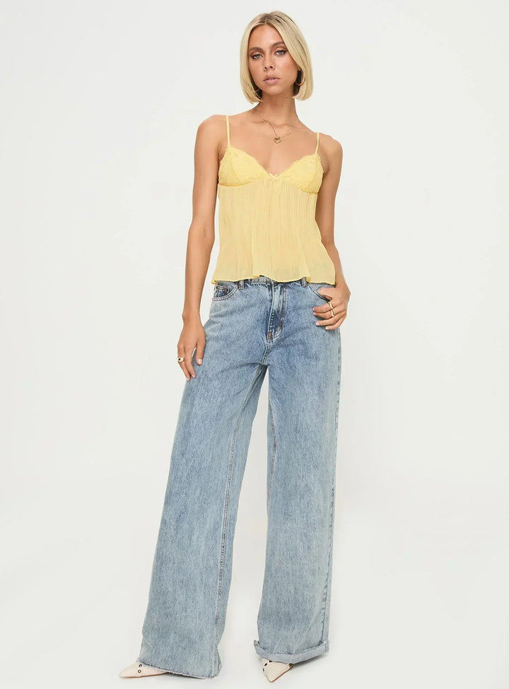 Hedwig Dame Top – Let Blonde Top med Justerbare Stropper og Elegante Detaljer