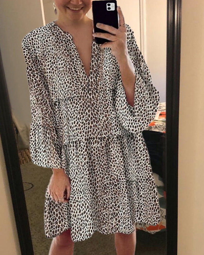 Avelyn Sommerkjole til Kvinder – Løs Kjole med Leopardprint, Pufærmer & Elegant V-hals