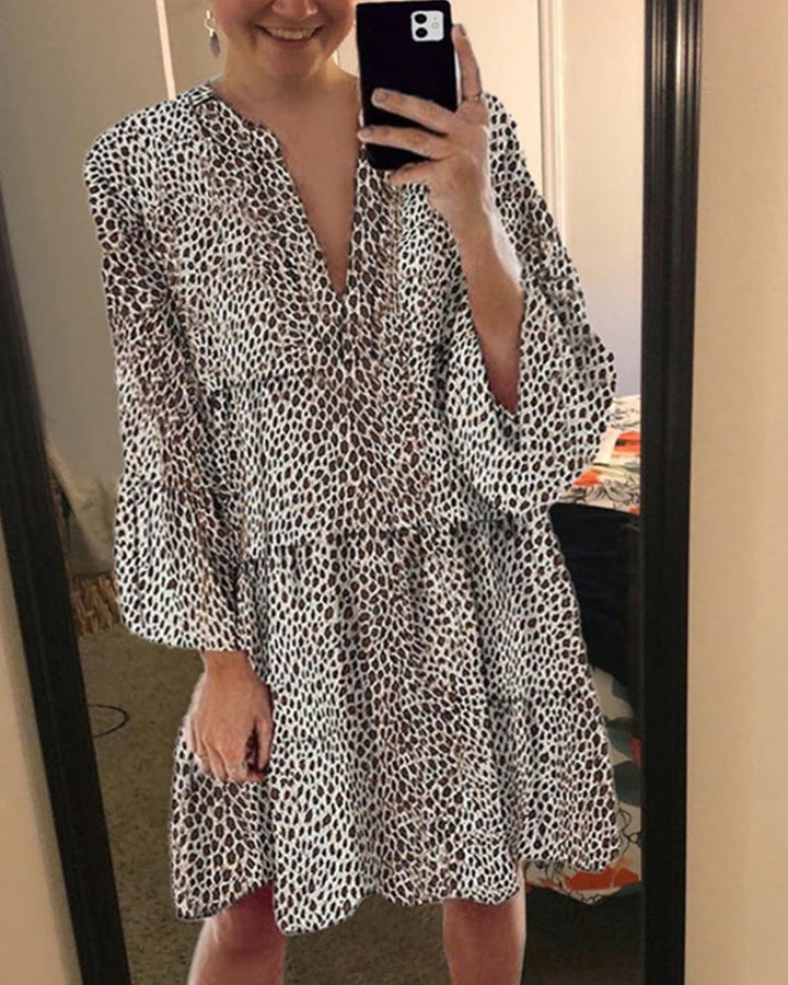 Avelyn Sommerkjole til Kvinder – Løs Kjole med Leopardprint, Pufærmer & Elegant V-hals