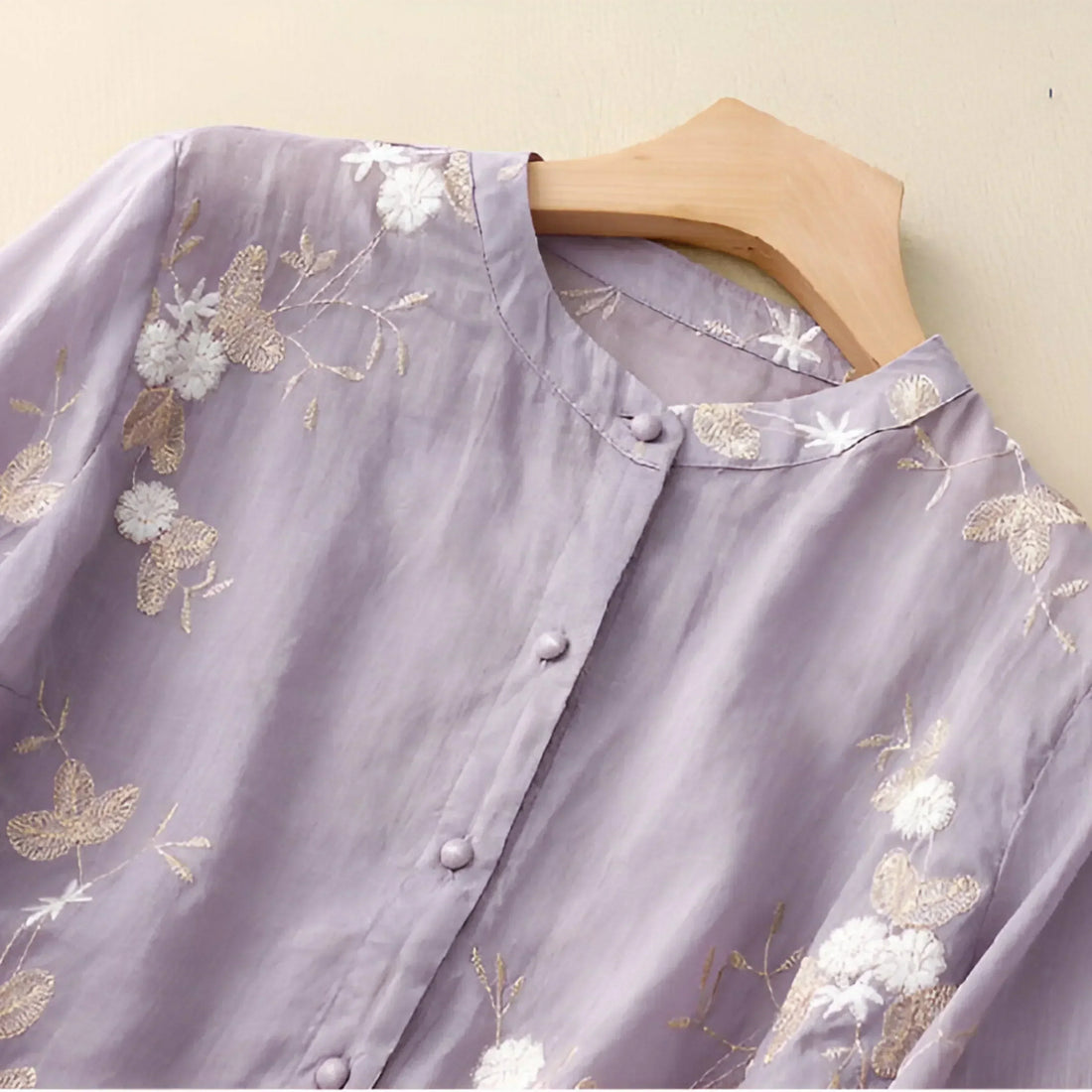 Emily Bluse til Kvinder – Elegant Blomstret Bluse i Åndbart Materiale med Klassisk Snit