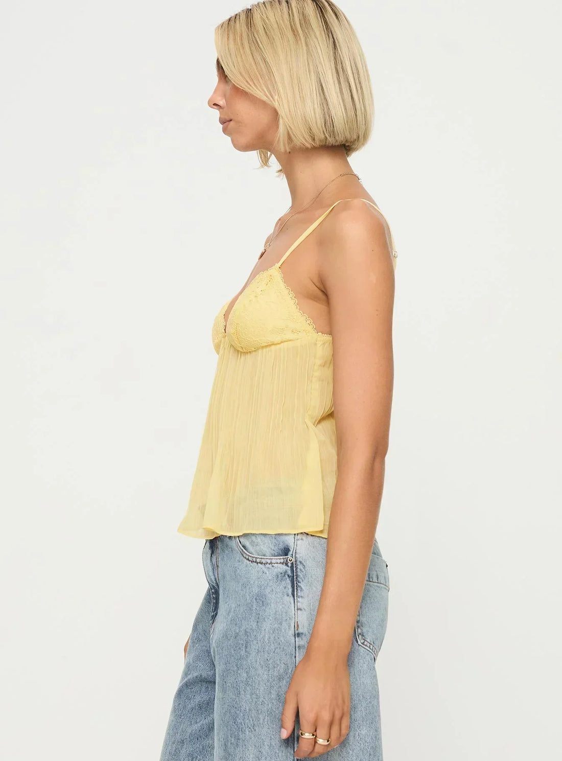 Hedwig Dame Top – Let Blonde Top med Justerbare Stropper og Elegante Detaljer