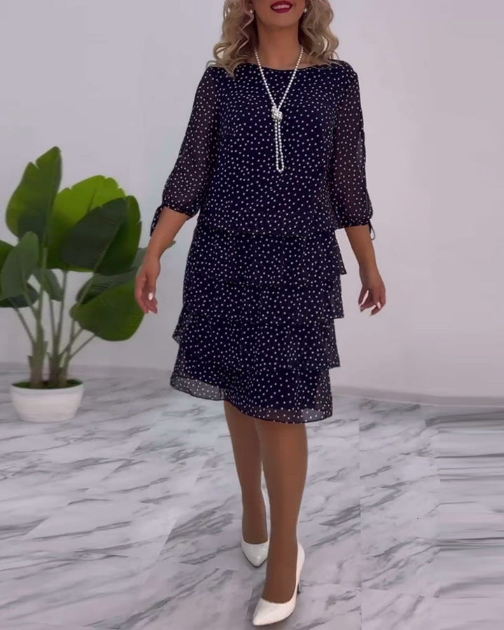 Yasmine Dame Kjole – Elegant Lagdelt Prikket Kjole med Let og Feminint Snit