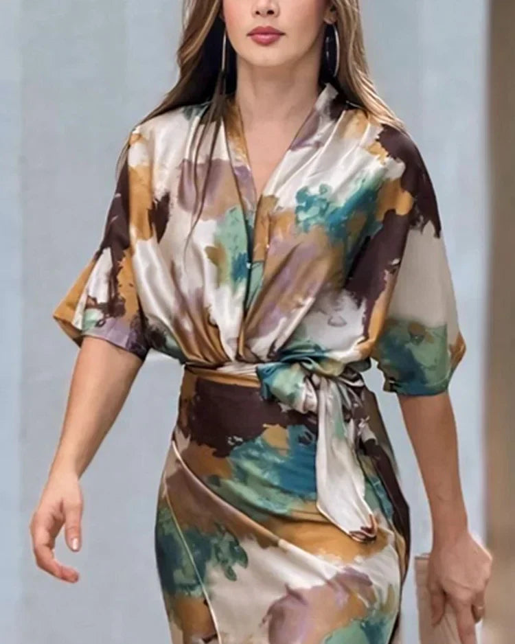 Olga Dame Satinkjole – Slå-om Kjole i Tie-Dye med 3/4 Ærmer og Elegant Udseende