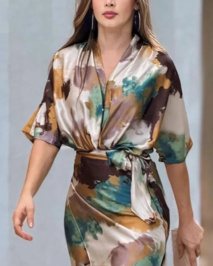 Olga Dame Satinkjole – Slå-om Kjole i Tie-Dye med 3/4 Ærmer og Elegant Udseende