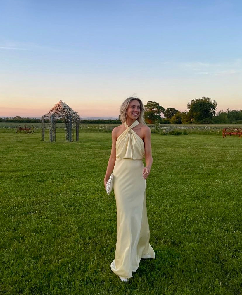 Gabriella Dame Maxikjole – Elegant Kjole med Halterudskæring, Rynker og Let Stof til Specielle Anledninger