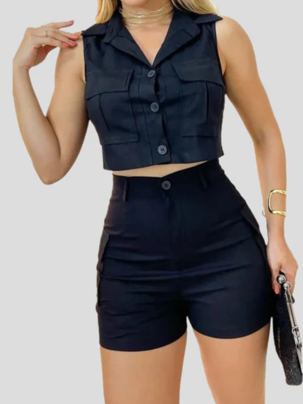 Emily Dame Sommer Sæt – Ærmeløs Crop Top & Shorts med Skinnende Finish og Slank Pasform