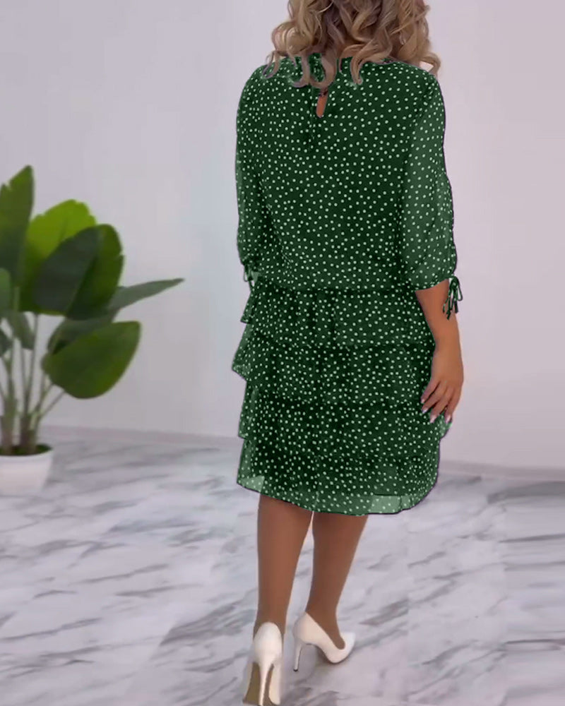 Yasmine Dame Kjole – Elegant Lagdelt Prikket Kjole med Let og Feminint Snit