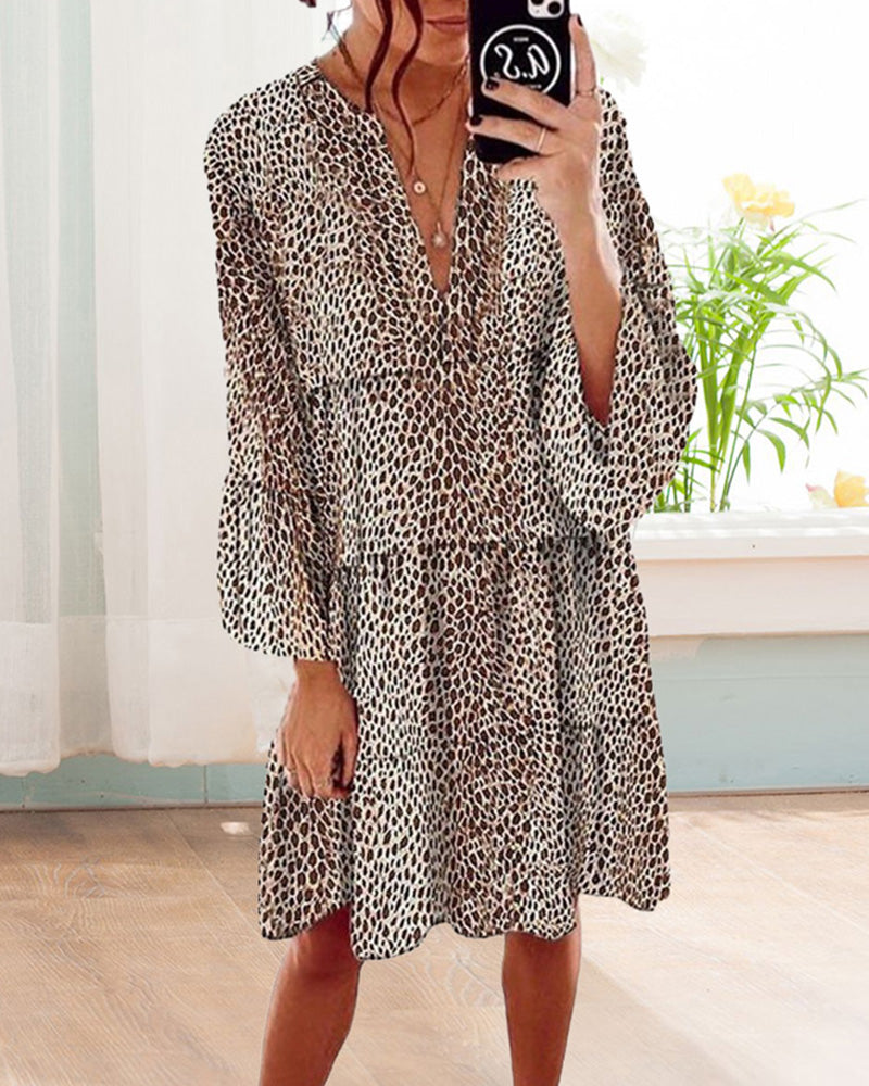 Avelyn Sommerkjole til Kvinder – Løs Kjole med Leopardprint, Pufærmer & Elegant V-hals