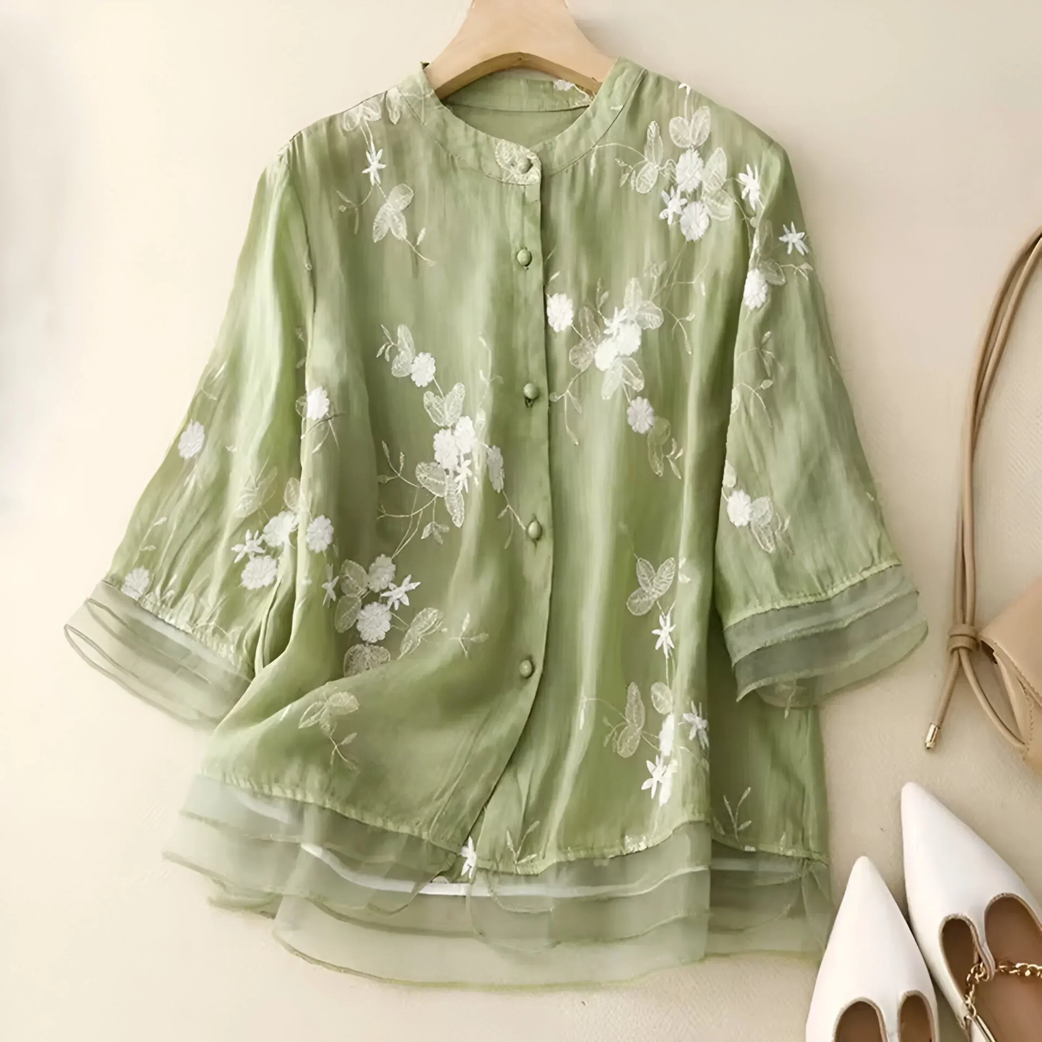 Emily Bluse til Kvinder – Elegant Blomstret Bluse i Åndbart Materiale med Klassisk Snit