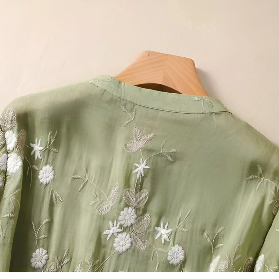 Emily Bluse til Kvinder – Elegant Blomstret Bluse i Åndbart Materiale med Klassisk Snit