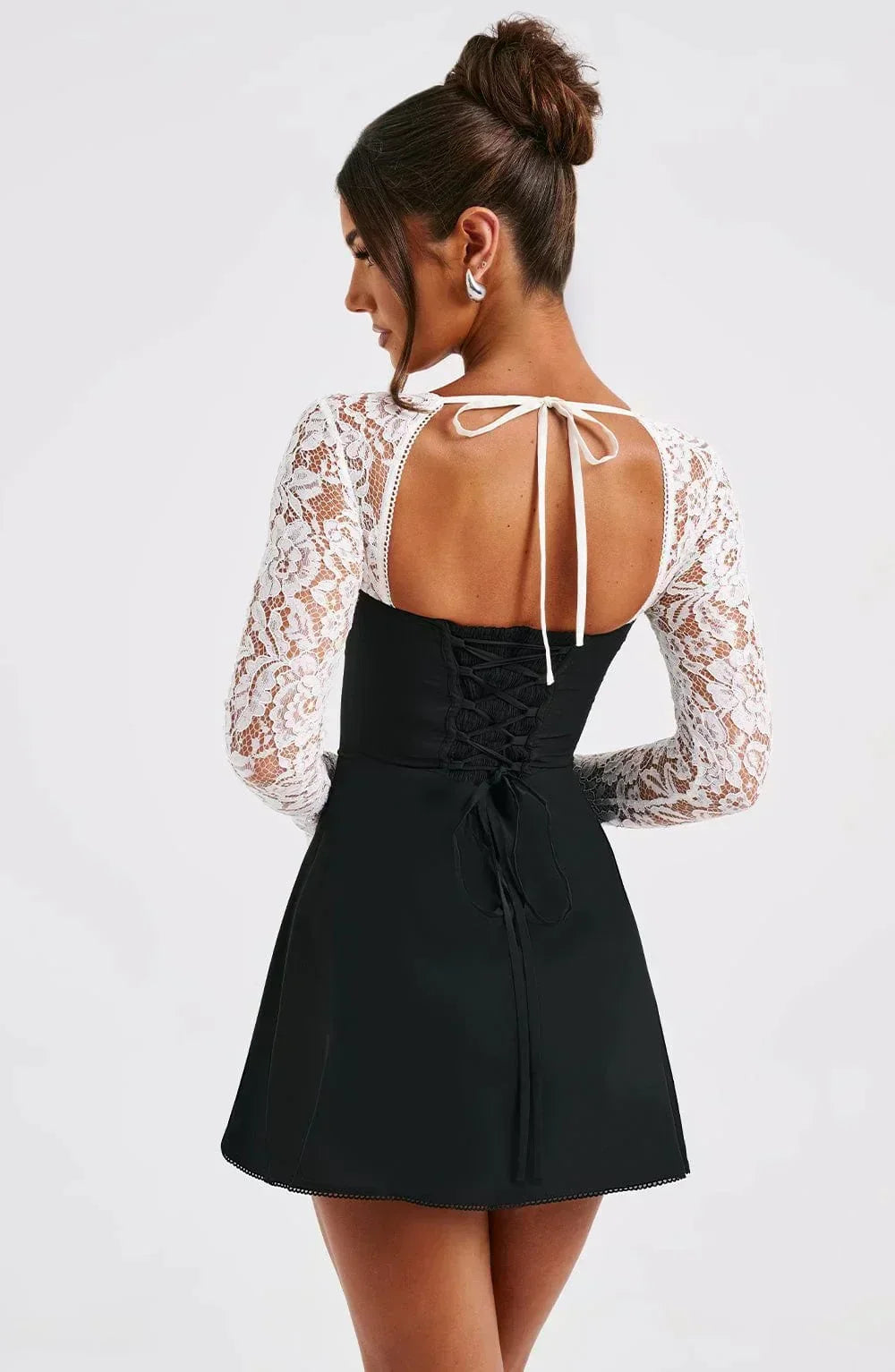 Juliette Dame Mini Kjole – Elegant Blondekjole med Hjerteudskæring og Figurformet Pasform