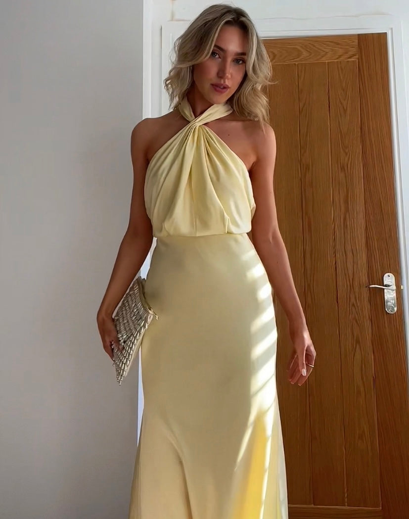 Gabriella Dame Maxikjole – Elegant Kjole med Halterudskæring, Rynker og Let Stof til Specielle Anledninger