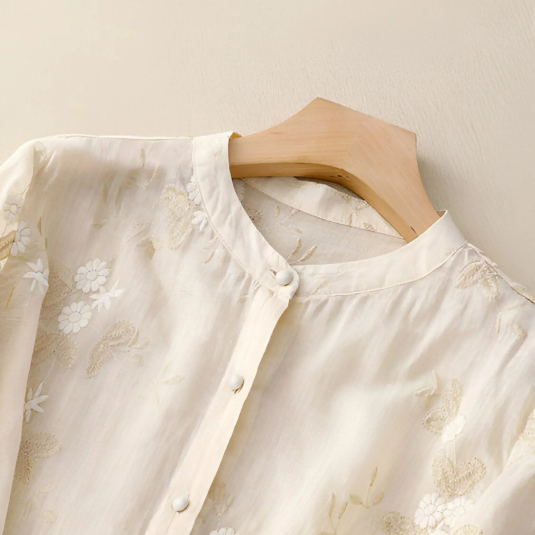 Emily Bluse til Kvinder – Elegant Blomstret Bluse i Åndbart Materiale med Klassisk Snit