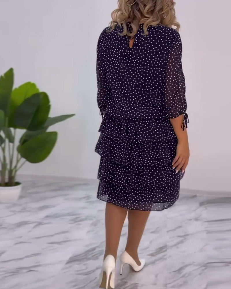 Yasmine Dame Kjole – Elegant Lagdelt Prikket Kjole med Let og Feminint Snit