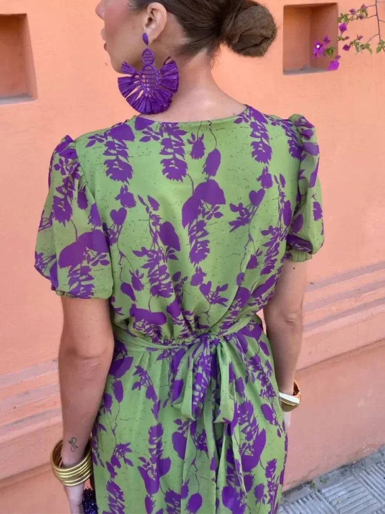 Sabrina Dame Letkjole – Blomstret Kjole med V-Hals, Moderne Farver og Komfortabel Pasform