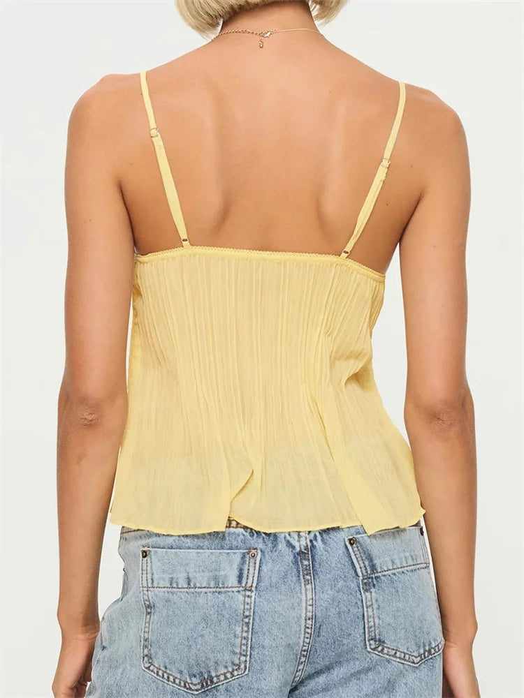 Hedwig Dame Top – Let Blonde Top med Justerbare Stropper og Elegante Detaljer