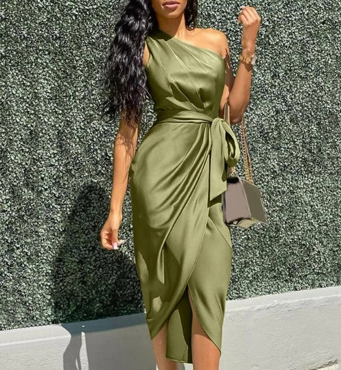 Sophia Dame Maxikjole – Grøn Satin One-Shoulder Kjole med Elegant Pasform til Festlige Anledninger