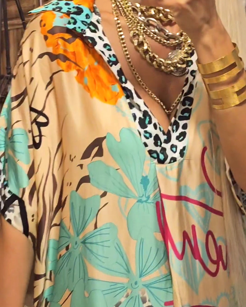 Diana Kjole Dame – Elegant Lang Kjole med Dyb Udskæring, Leopardprint og Luftigt Snit