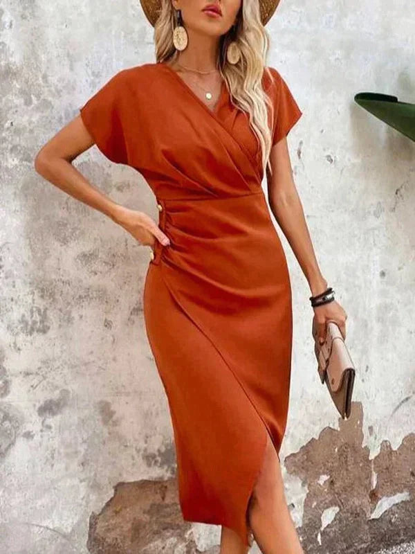 Adeline Dame Kjole – Elegant Kjole med Drapering, V-udskæring, Korte Ærmer og Diskret Slids