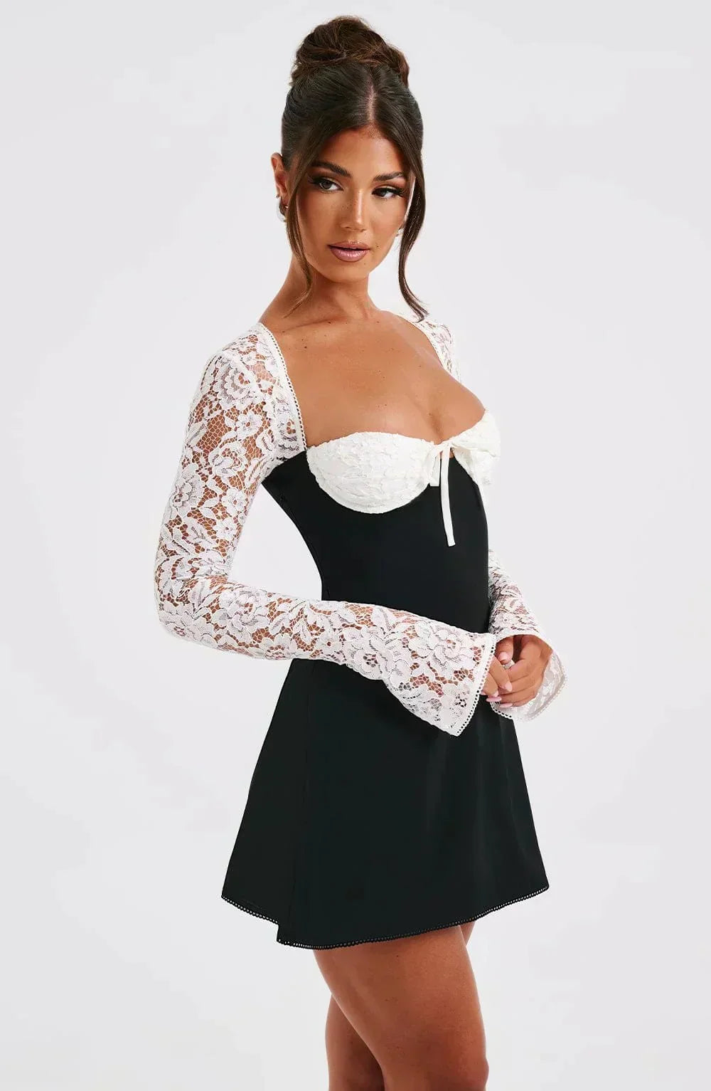 Juliette Dame Mini Kjole – Elegant Blondekjole med Hjerteudskæring og Figurformet Pasform