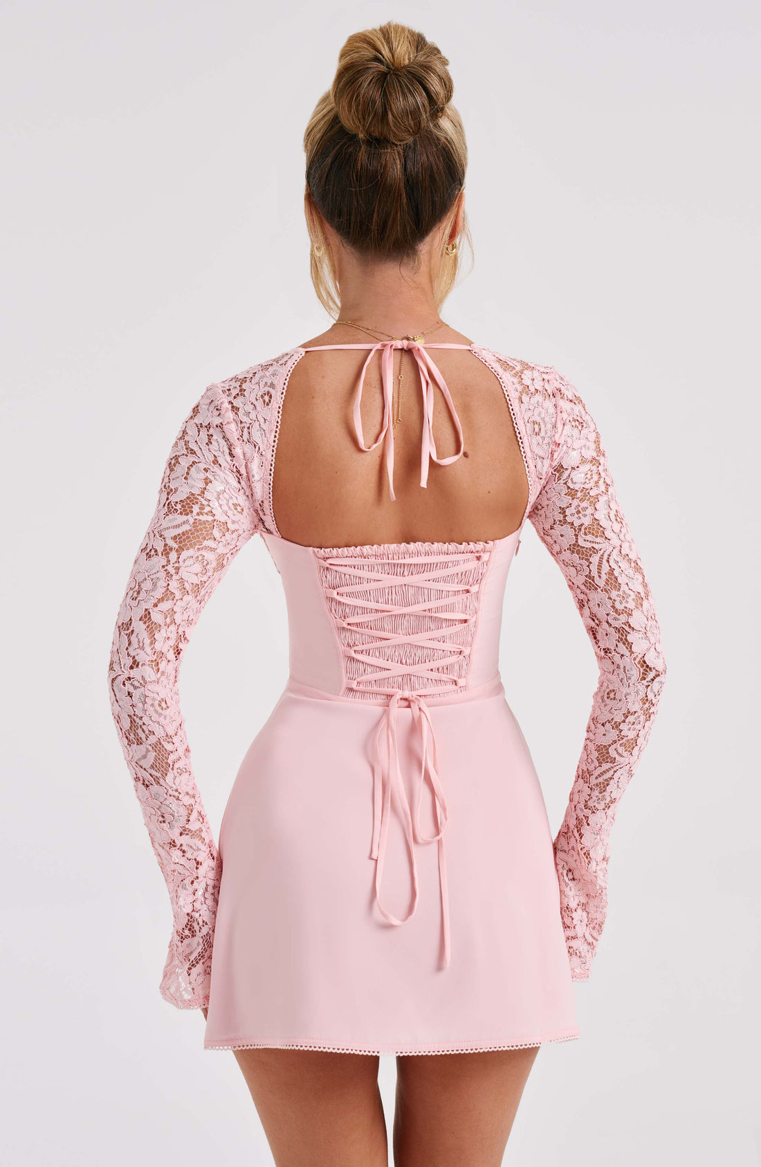 Juliette Dame Mini Kjole – Elegant Blondekjole med Hjerteudskæring og Figurformet Pasform