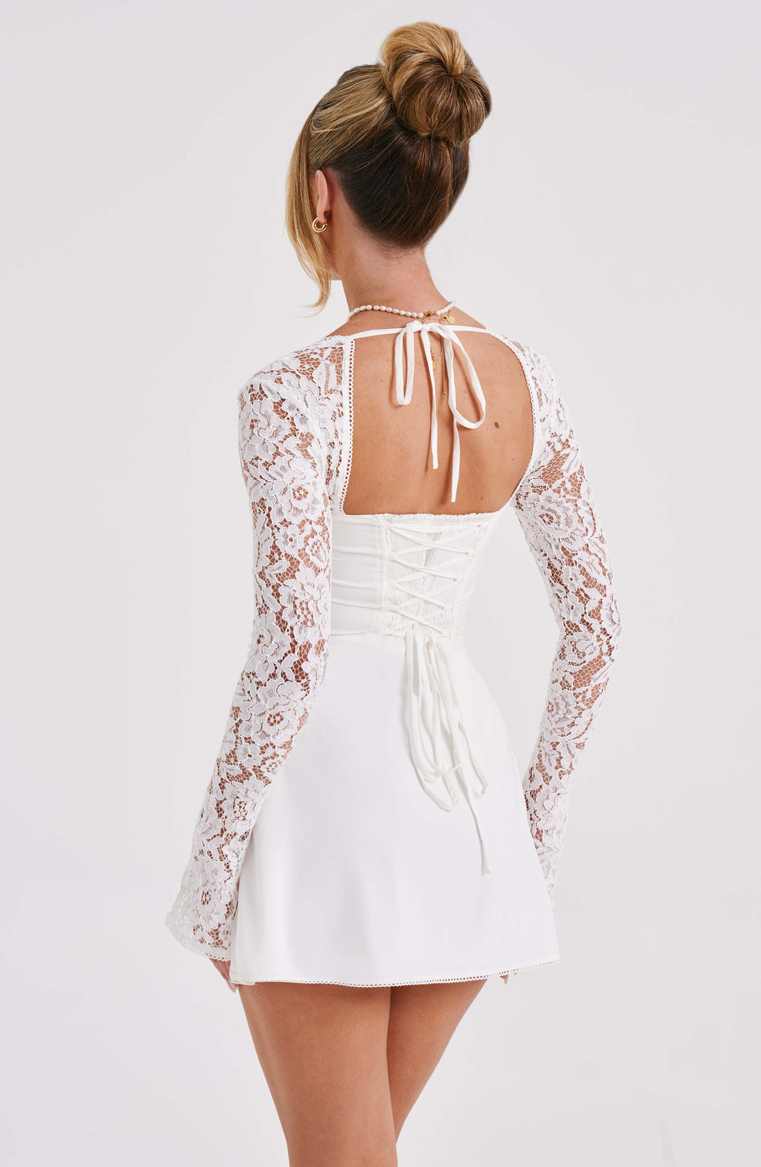 Juliette Dame Mini Kjole – Elegant Blondekjole med Hjerteudskæring og Figurformet Pasform