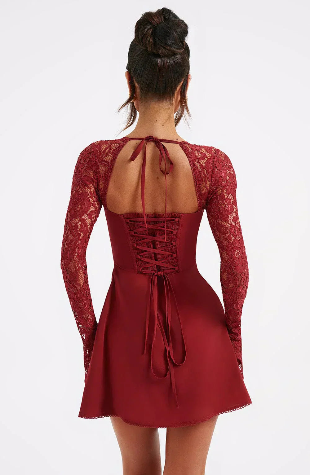 Juliette Dame Mini Kjole – Elegant Blondekjole med Hjerteudskæring og Figurformet Pasform