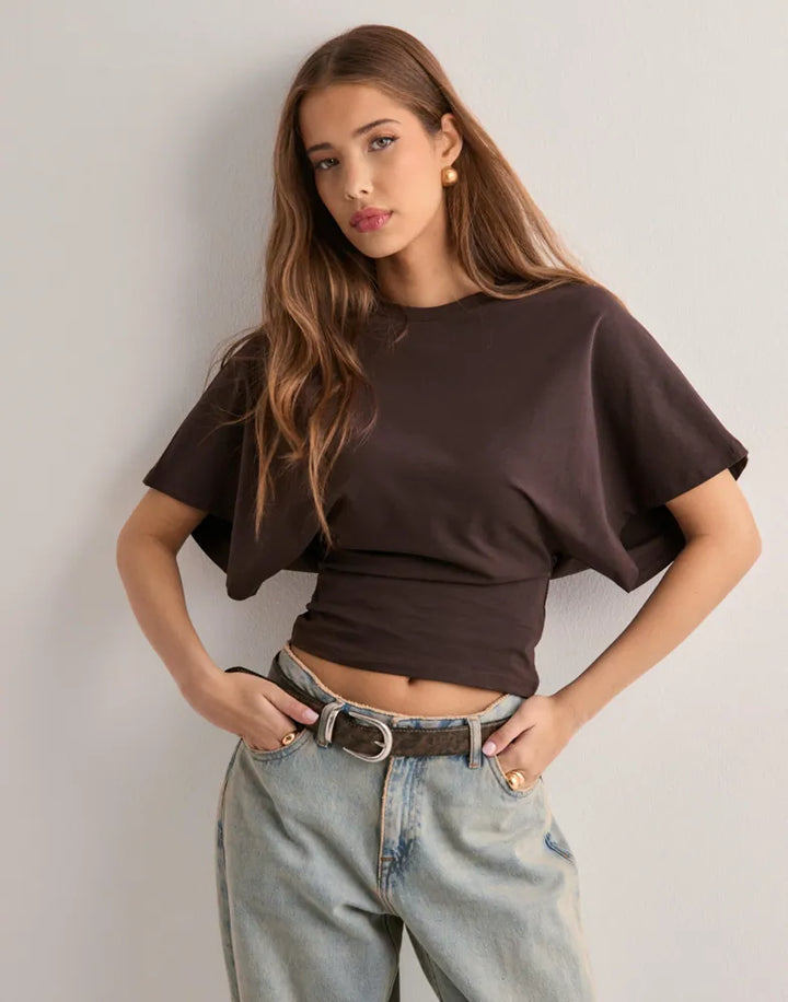 Isabelle Dame T-shirt – Elegant T-shirt med Udsvingede Ærmer og Figursyet Flatterende Pasform