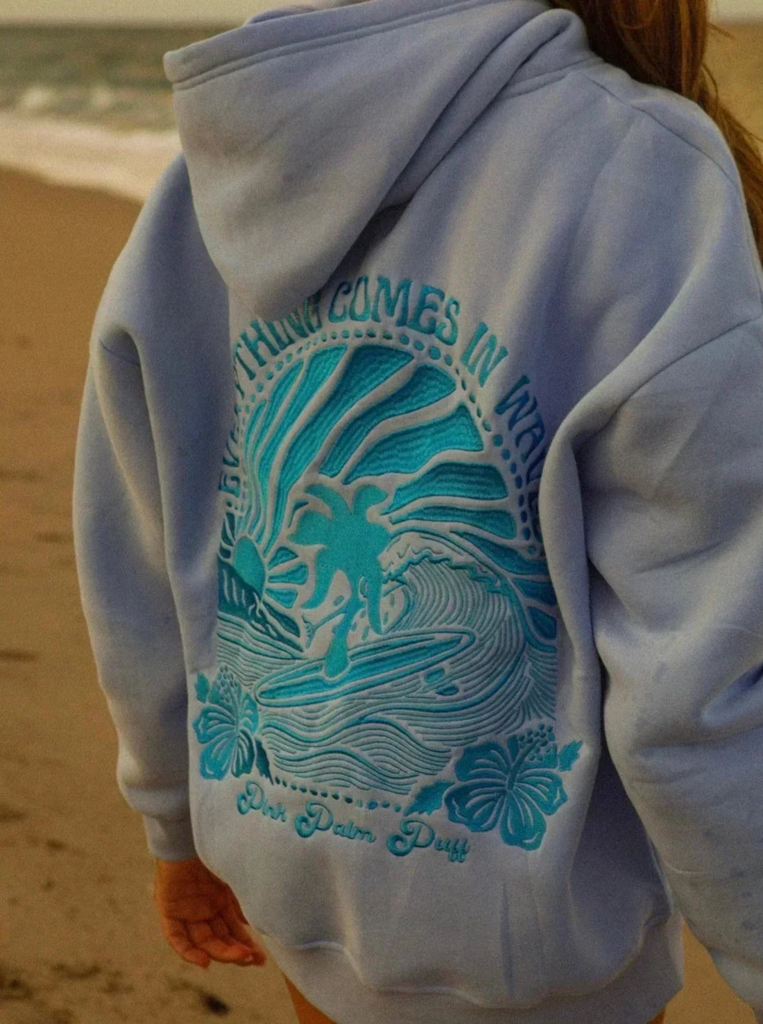 Abigail damehættetrøje – Komfortabel oversize hoodie med broderet mønster på ryggen og stilfuldt snit