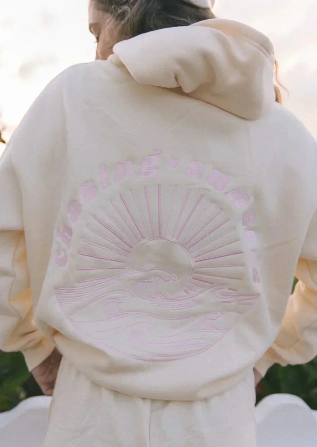 Abigail damehættetrøje – Komfortabel oversize hoodie med broderet mønster på ryggen og stilfuldt snit