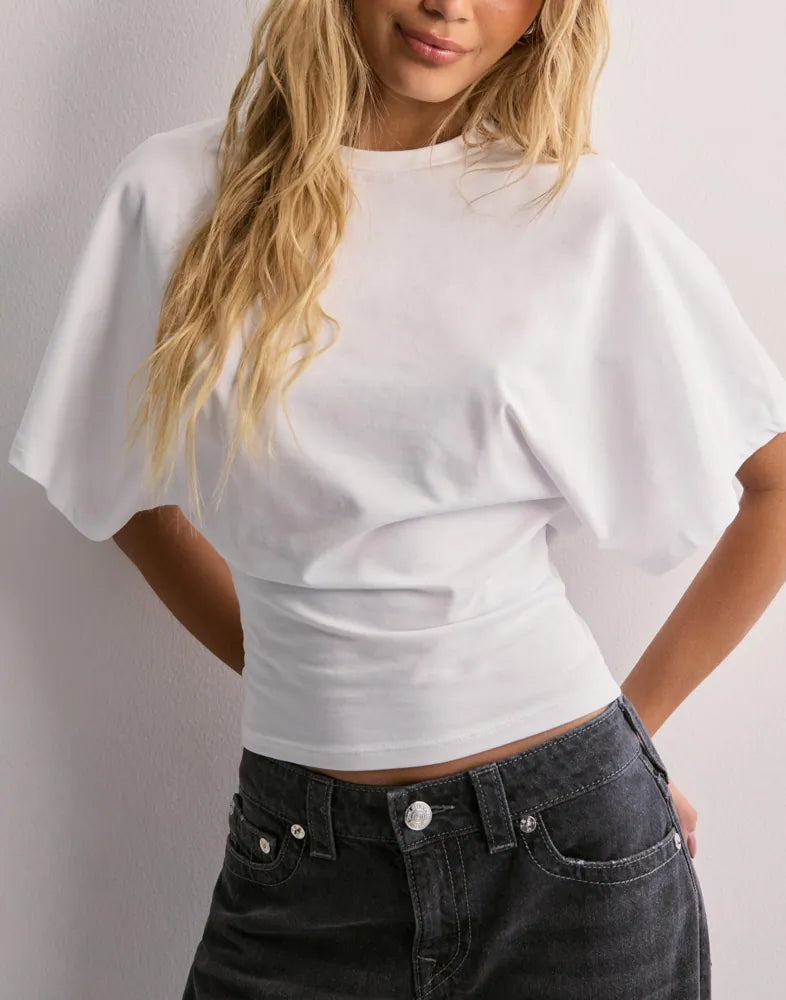 Isabelle Dame T-shirt – Elegant T-shirt med Udsvingede Ærmer og Figursyet Flatterende Pasform