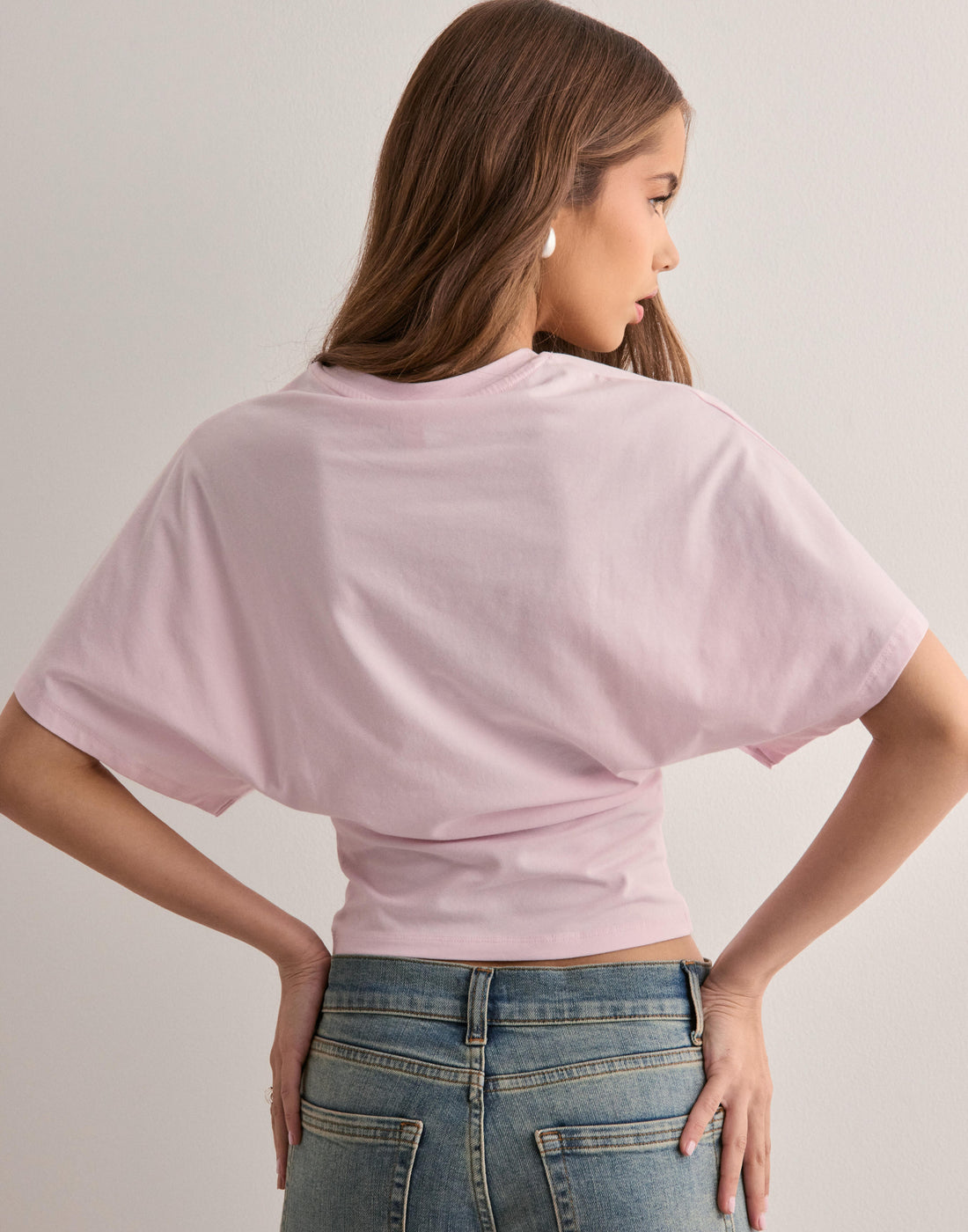 Isabelle Dame T-shirt – Elegant T-shirt med Udsvingede Ærmer og Figursyet Flatterende Pasform