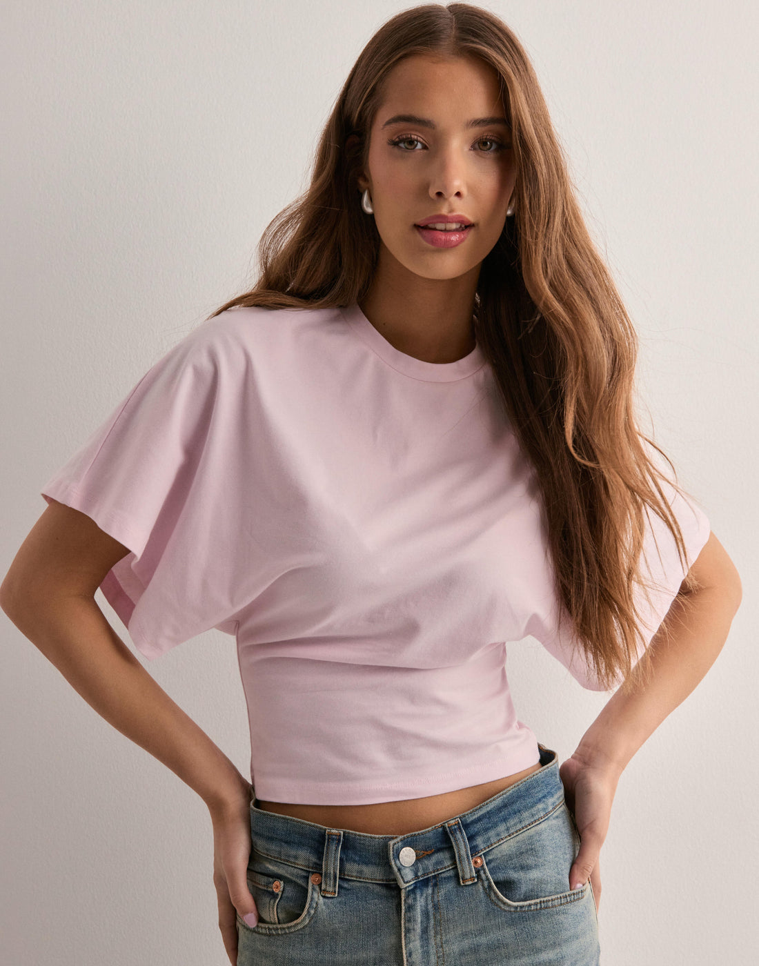 Isabelle Dame T-shirt – Elegant T-shirt med Udsvingede Ærmer og Figursyet Flatterende Pasform